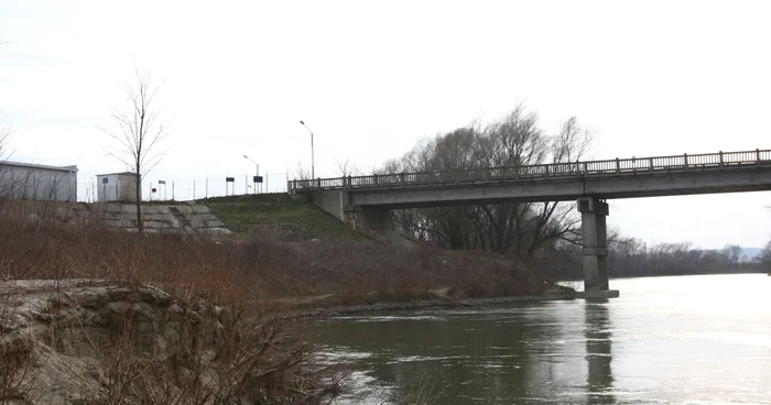 Tânărul a evitat punctul de trecere pentu a ajunge mai repede la iubita sa