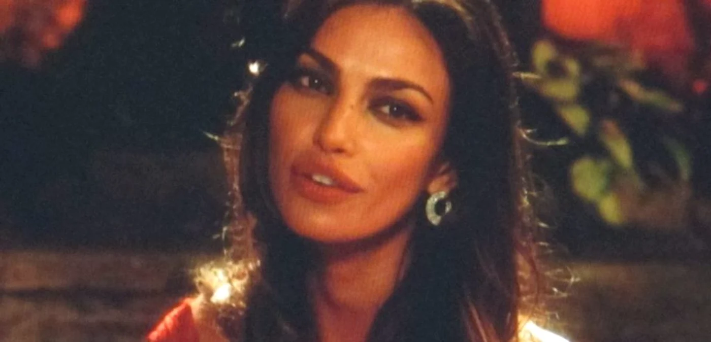 Mădălina Ghenea şi-a testat aptitudinile vocale în comedia britanică "Dom Hemingway", într-o scenă în care le-a cântat protagoniştilor