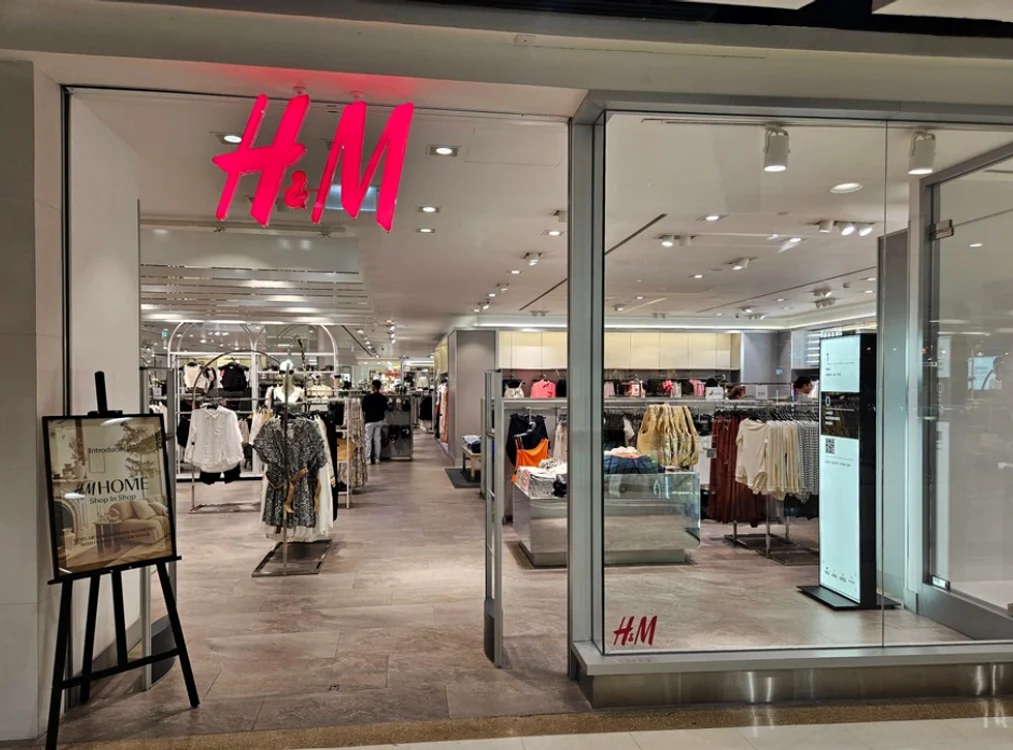 Gigantul H&M își restrânge rețeaua globală. Sute de angajați ar putea fi afectați Foto: Profimedia