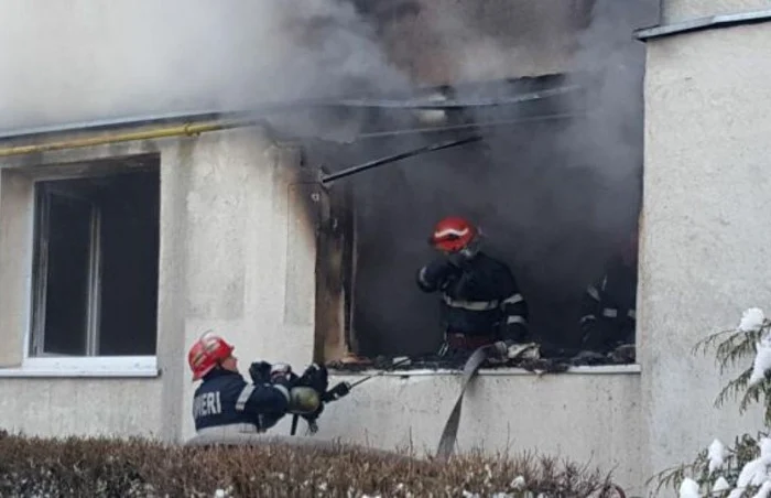 Pompierii au luptat cu fumul abundent şi flăcările FOTO botosaneanul.ro