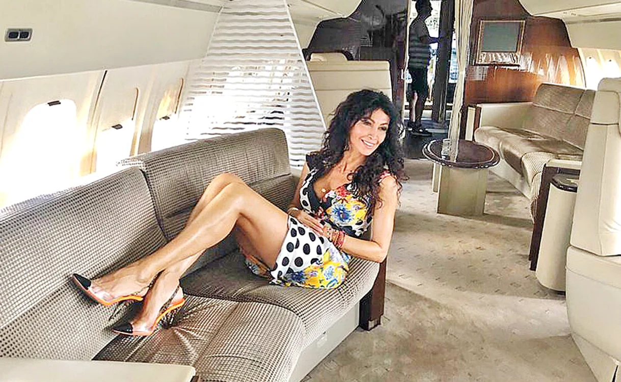 În avion, Mihaela s-a relaxat pe o canapea uriașă