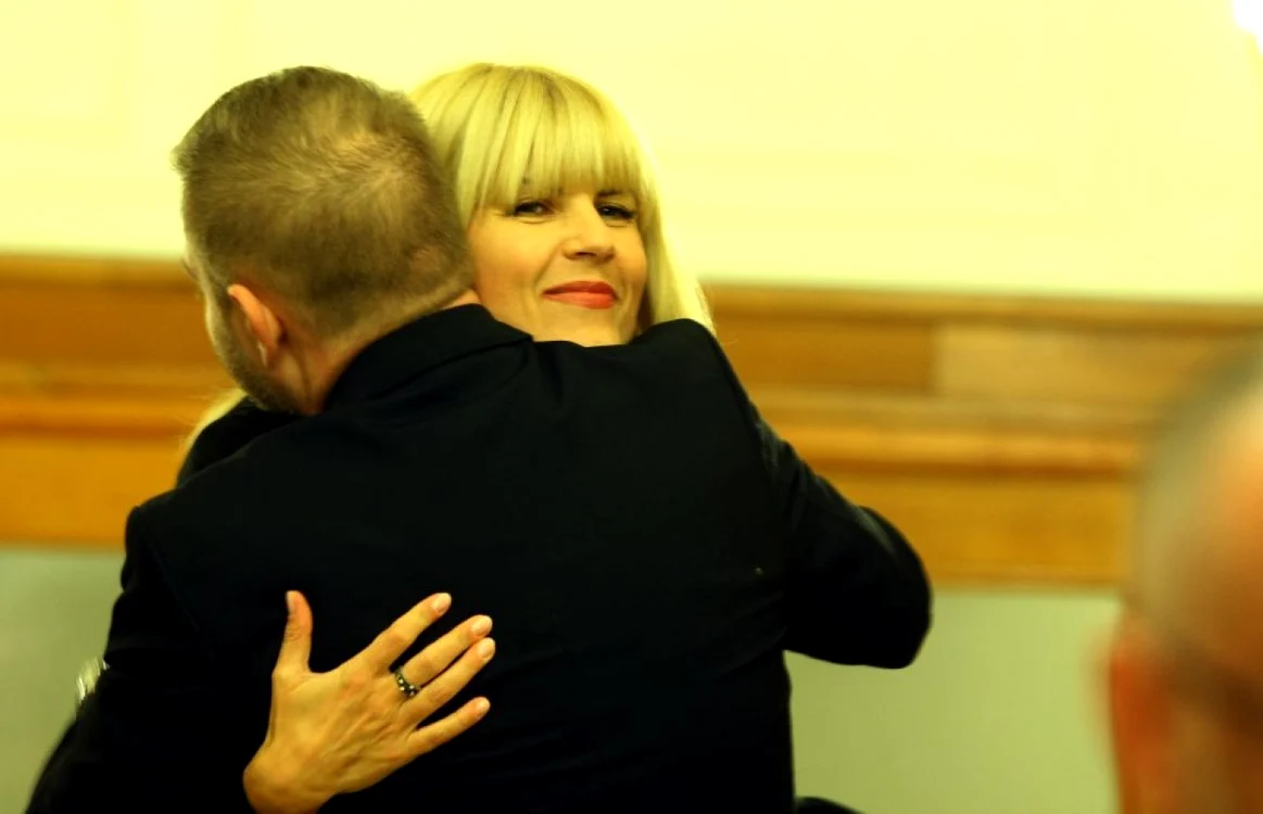 Elena Udrea a fost îmbrăţişată de foştii colegi din PMP înainte de precedenta arestare preventivă