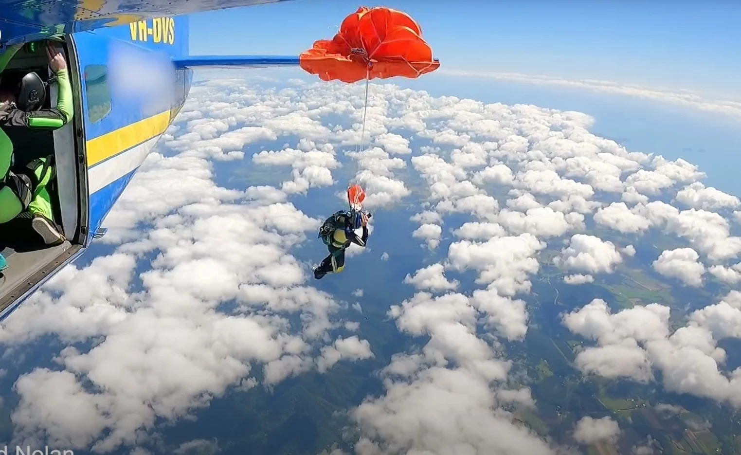 Momente dramatice pentru un sportiv: a rămas agățat de avion după ce parașuta i s-a deschis prea devreme. Cum a reușit să se salveze