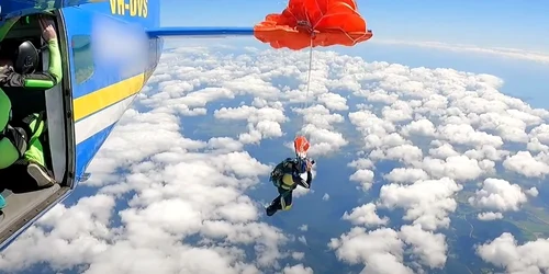 parasutist suspendat in aer Captura video YouTube ATSB jpg