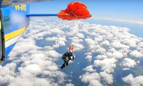 parasutist suspendat in aer Captura video YouTube ATSB jpg