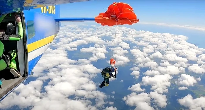 Un parașutist a rămas agățat de avion după deschiderea prematură a parașutei FOTO: Captură video/ YT