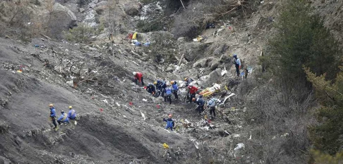 Anchetatori aflaţi în zona unde s-a prăbuşit avionul. FOTO AP