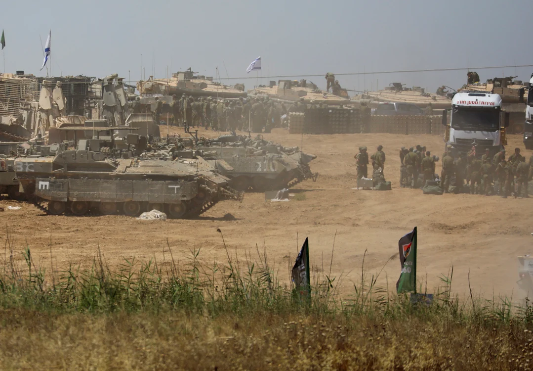 Trupe israelinene lângă trecerea Kerem Shalom FOTO PROFIMEDIA