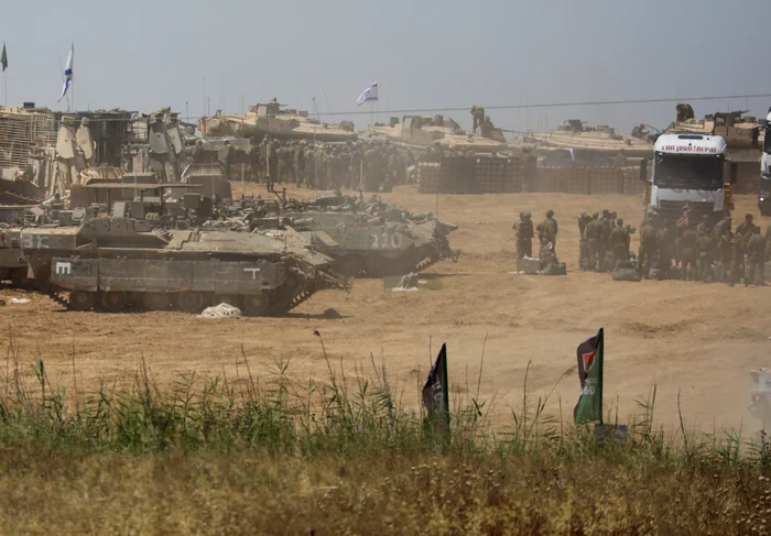 Trupe israelinene lângă trecerea Kerem Shalom FOTO PROFIMEDIA