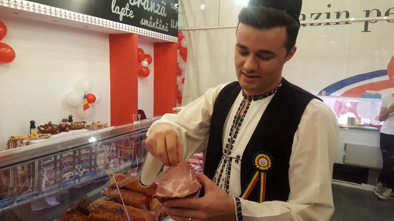 Trebuie să se vadă firicelele de carne în mezel. Evitați-le pe cele cu masă compactă
