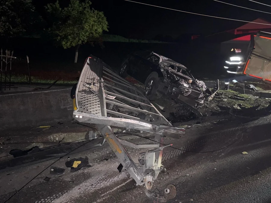 Tragedie pe DN1: o femeie a murit, iar alte trei persoane au fost rănite după un impact devastator între un TIR, o cisternă și două autoturisme