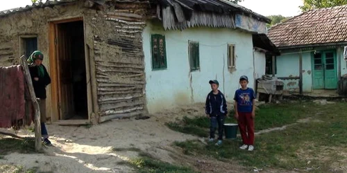 Georgică trăieşte într-o sărăcie lucie alături de mama şi fraţii săi 