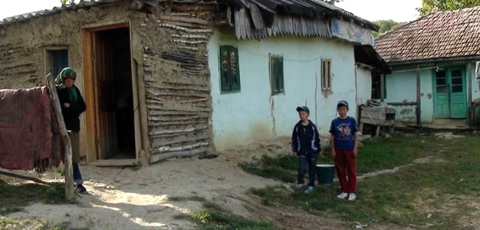 Georgică trăieşte într-o sărăcie lucie alături de mama şi fraţii săi