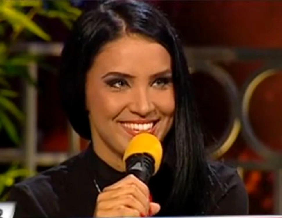 Adelina Pestriţu se expune la soare câteva ore bune pe zi (captură: Kanal D)