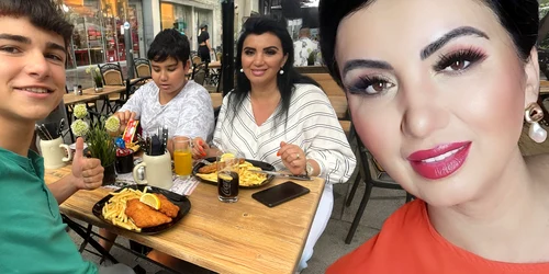  Adriana Bahmuțeanu (50 de ani) luptă din răsputeri să își vadă copiii