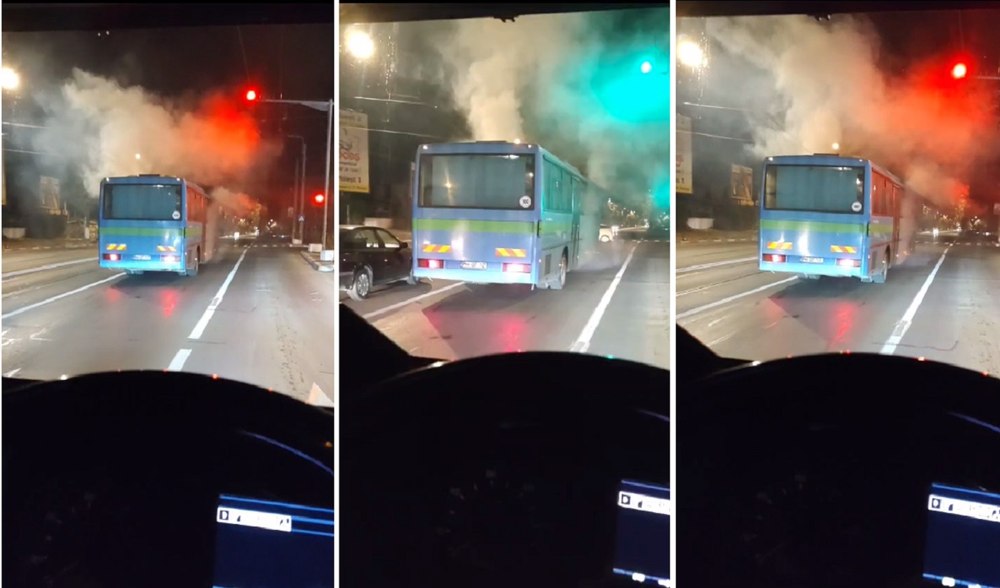 Autobuz de călători gata să ia foc în trafic. Pericol pe șoselele din Ploiești VIDEO