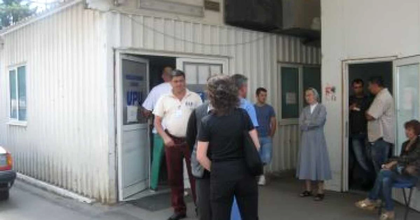 Iaşi: Doi prieteni s-au tăiat cu cuţitele într-un cazino