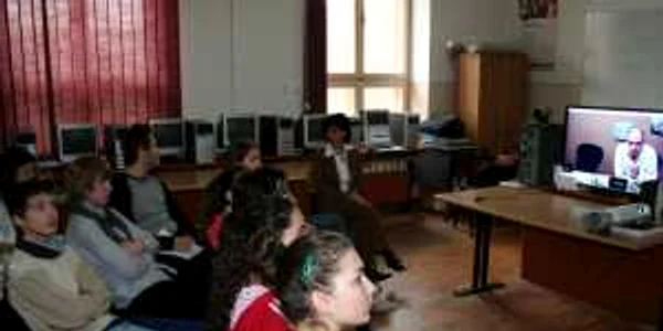 Elevii şi profesorii de la Focşani şi Bucureşti au interacţionat ca şi cum ar fi fost faţă în faţă  