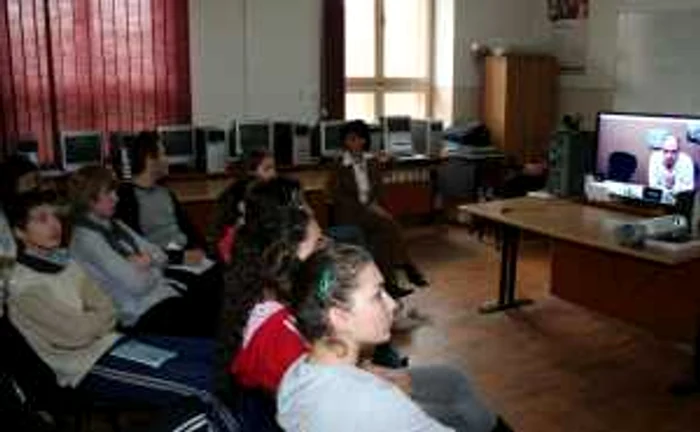 Elevii şi profesorii de la Focşani şi Bucureşti au interacţionat ca şi cum ar fi fost faţă în faţă