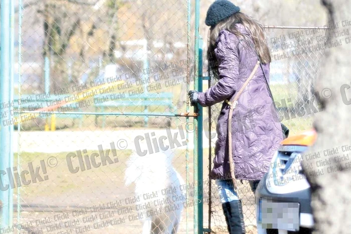 Paula adoră să  petreacă timpul liber  cu căţeluşul ei, Sami (FOTOGRAFII: MIHAI IONESCU)