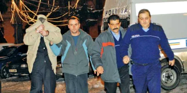 Alexandru Kiss şi-a pus haina în cap pentru a nu fi pozat