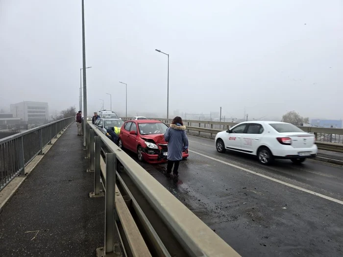 16 mașini s-au tamponat pe pod din cauza poleiului FOTO: IPJ Alba