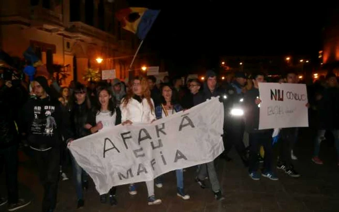 Aproximativ 300 de tineri au ieşit din nou în stradă ca să protesteze