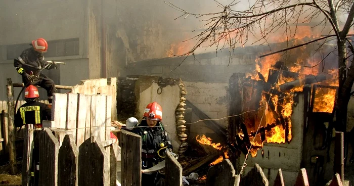 Acoperişul casei a ars în întregime (Foto: Arhivă)