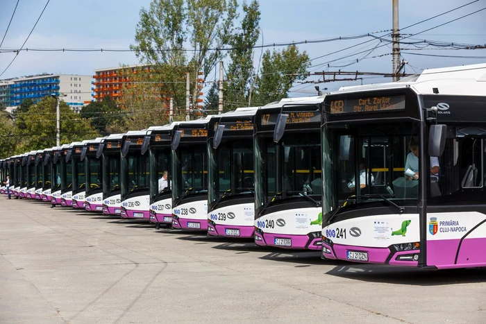 Șir de autobuze parcate într-un depou din Cluj