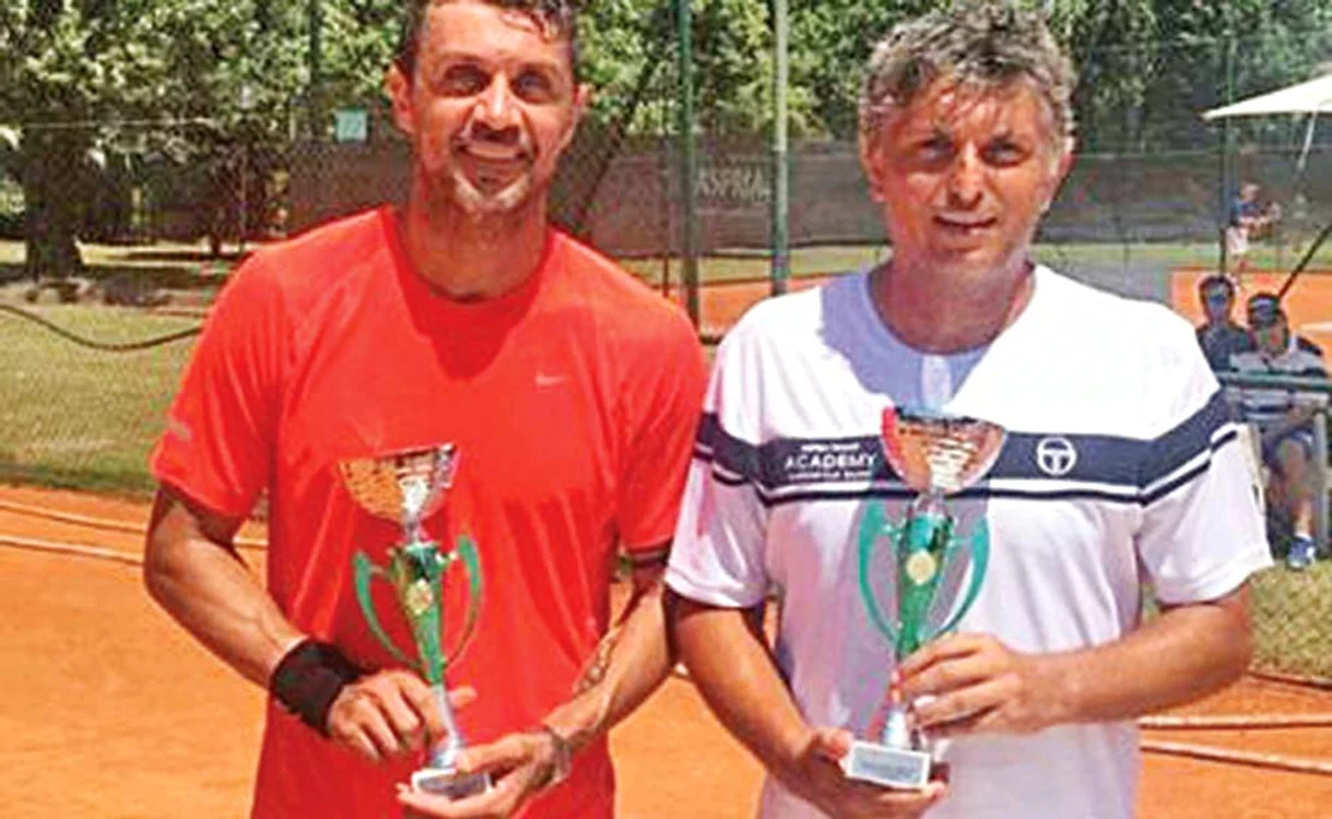 
    Maldini şi  partenerul său  de dublu  
