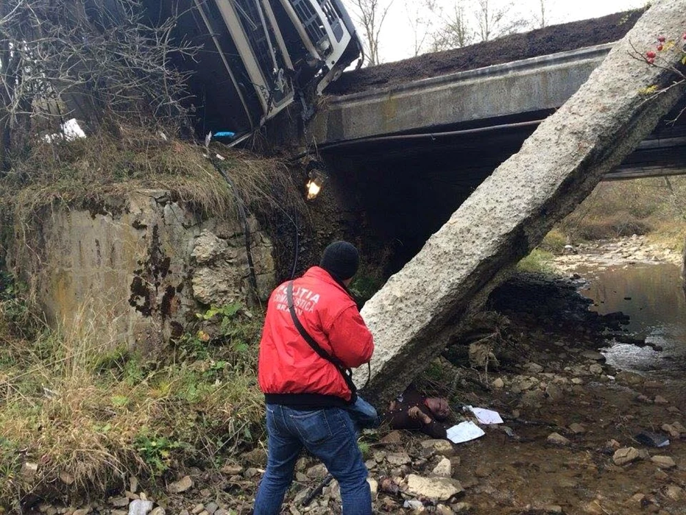 ISU Braşov a trimis un echipaj SMURD pentru acordarea primului ajutor, dar şoferul nu a mai putut fi salvat