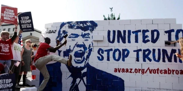Zid al Berlinului din carton cu fugura lui Trump pe el daramat la Berlin FOTO Fox News