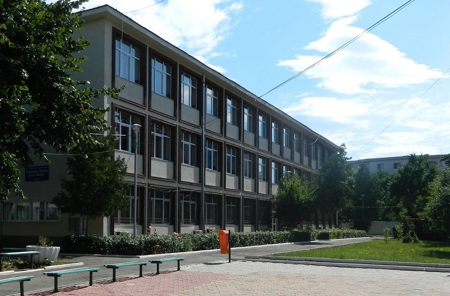 Elev bătut de un profesor, în clasă. Băiatului i s-a făcut rău și a ajuns la spital