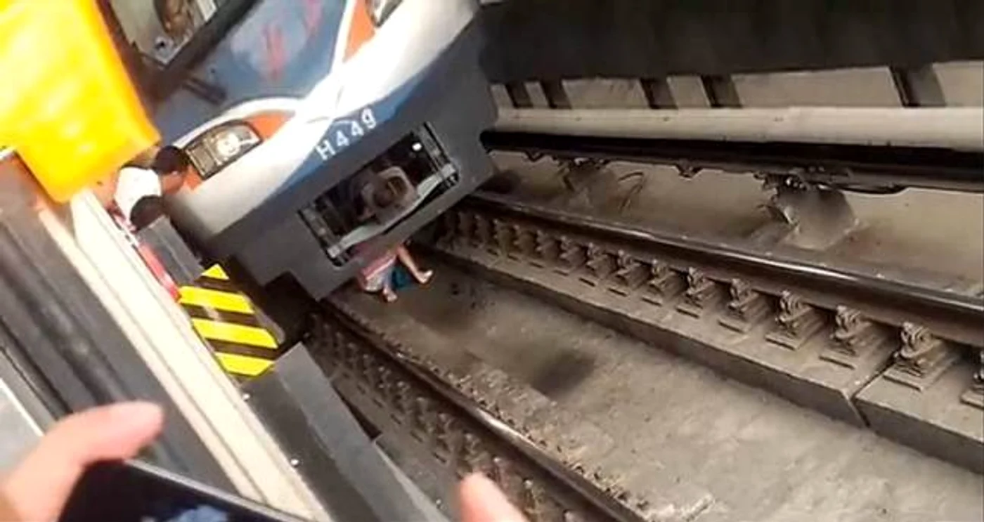 
    Yue Yan Mai, de 31 de ani, s-a pitit pe şinele trenului (captură video)  