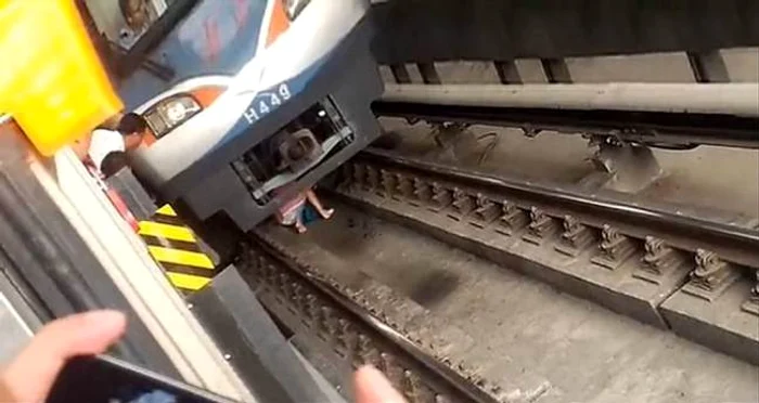 
    Yue Yan Mai, de 31 de ani, s-a pitit pe şinele trenului (captură video)  