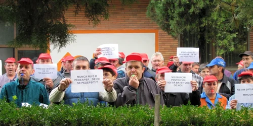 Aproximativ 60 de angajaţi ai Cuprom au protestat azi în curtea fabricii