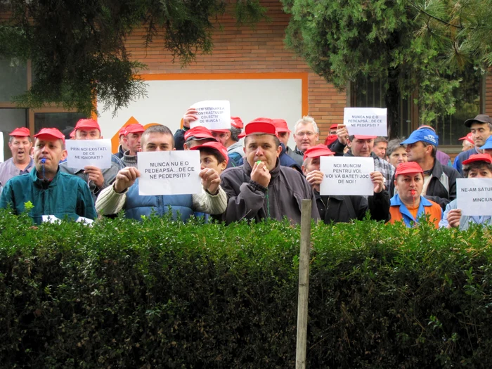 Aproximativ 60 de angajaţi ai Cuprom au protestat azi în curtea fabricii