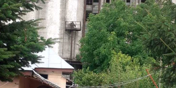 Faţada metalica a unui siloz riscă să se prăbuşească peste o casă