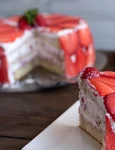 Tort cu frisca si capsuni  Sursa foto shutterstock 2150379391 jpg