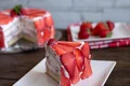 Tort cu frisca si capsuni  Sursa foto shutterstock 2150379391 jpg
