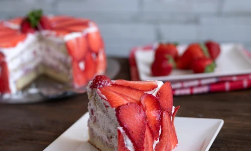 Tort cu frisca si capsuni  Sursa foto shutterstock 2150379391 jpg