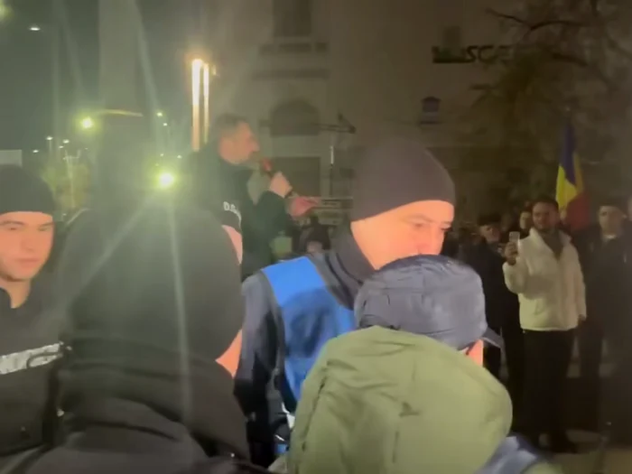 Manifestanții pro-Georgescu, înterupți de trecători/FOTO: Captură video