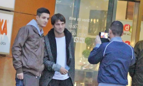 Cristi a renunţat la  telefon pentru a se  fotografia cu fanii jpeg