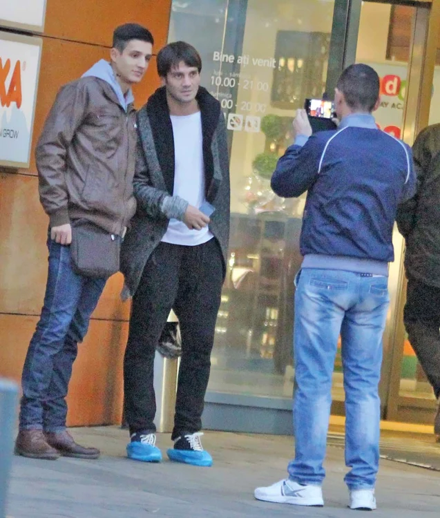 Cristi a renunţat la telefon pentru a se fotografia cu fanii