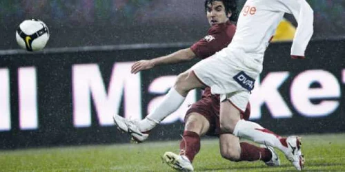 Juan Culio (în vişiniu) a fost aseară înger şi demon: a greşit incredibil la prima reuşită a dinamoviştilor, dar a înscris golul egalării pe final 