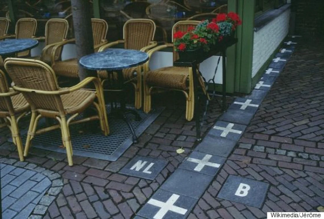 Graniţa dintre Belgia şi Olanda trece printr-o terasă/Imagini Huffington Post/Imgur