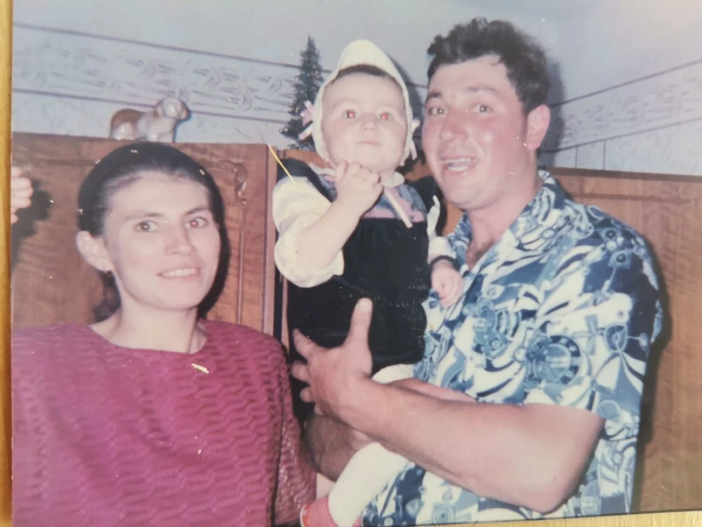 Ancuţa Bodnar, în braţele părinţilor ei FOTO: arhiva familiei