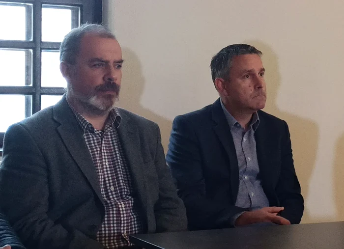Ofițerul și cadrul didactic Marius Ciută și „detectoristul” Csaba Kolozsvari FOTO Adevărul