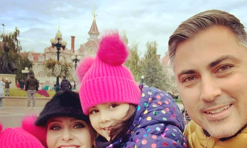 1 alina sorescu si alexandru ciucu cu fetele la disneyland paris 3 jpg jpeg