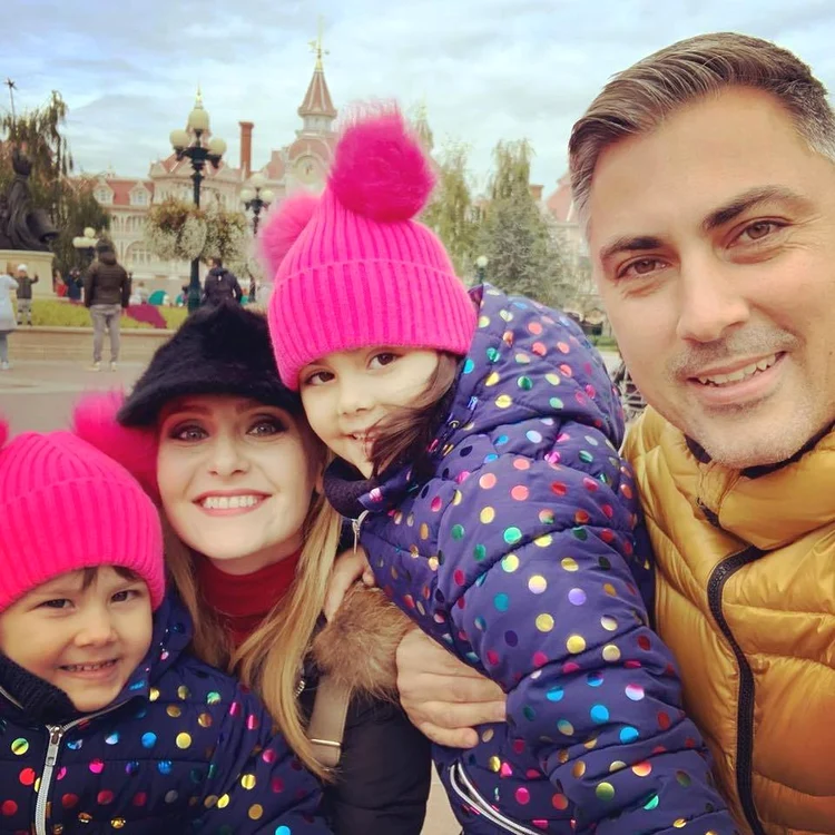 1 alina sorescu si alexandru ciucu cu fetele la disneyland paris 3 jpg jpeg